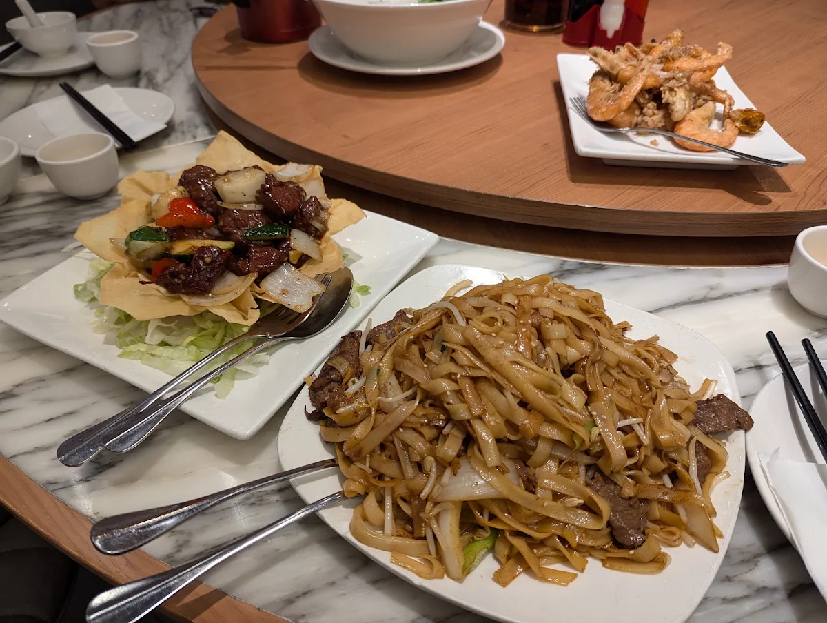 Diced Sirloin with Chili Black Pepper in Golden Bowl 金杯黑椒牛柳粒